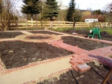 Stein neben Stein entsteht der Klinkerweg 