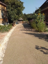 Zufahrt aus wassergebundener Wegedecke (Kies) gartenbau breuer 