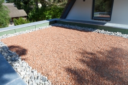 Hausgarten in Dierhagen: Vorbereitung einer Dachbegrünung mit Sprossen und Kräutern. 